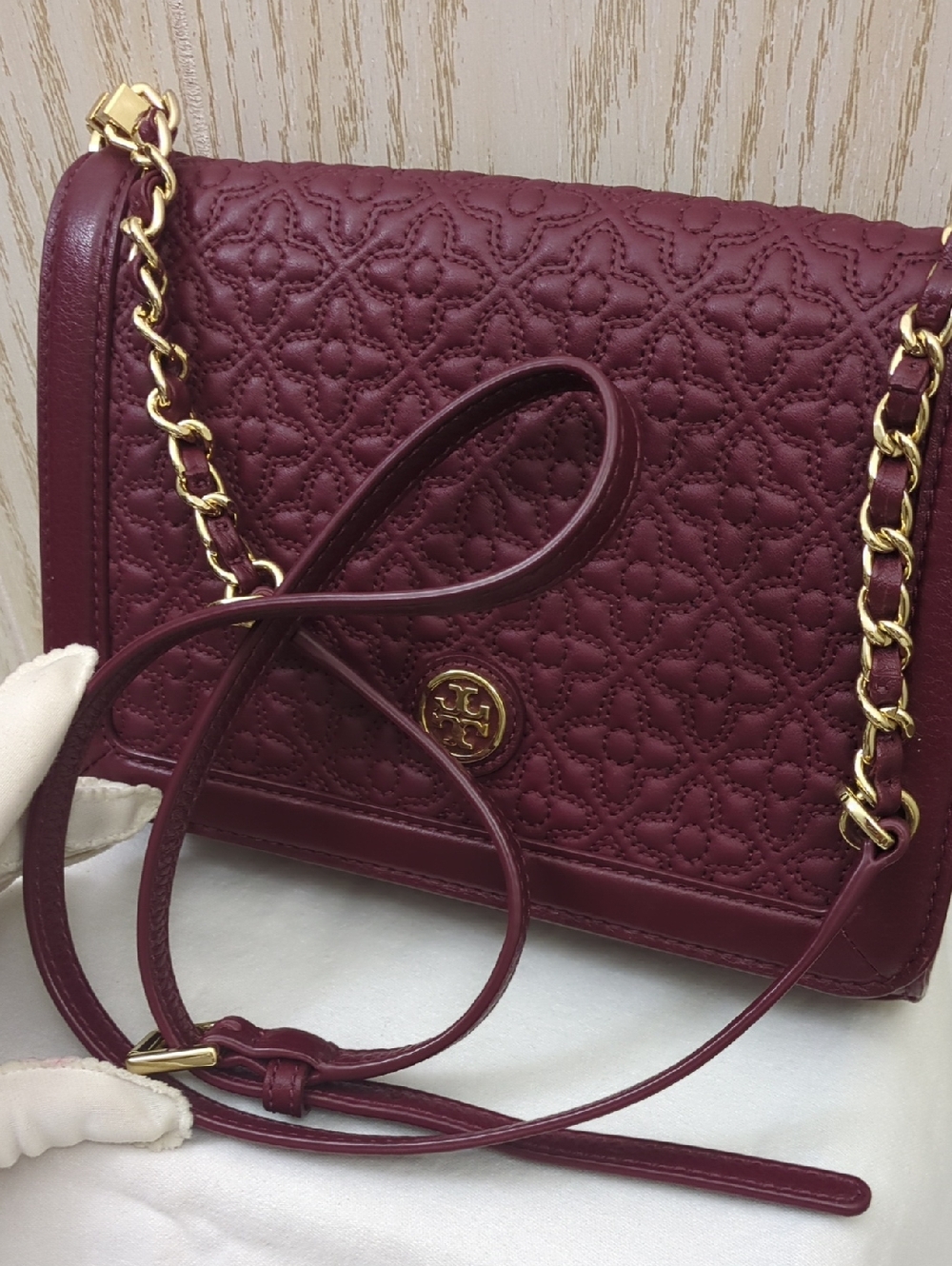  Tory Burch Bryant Quilted Leather Crossbody  - Picture 13 of 17